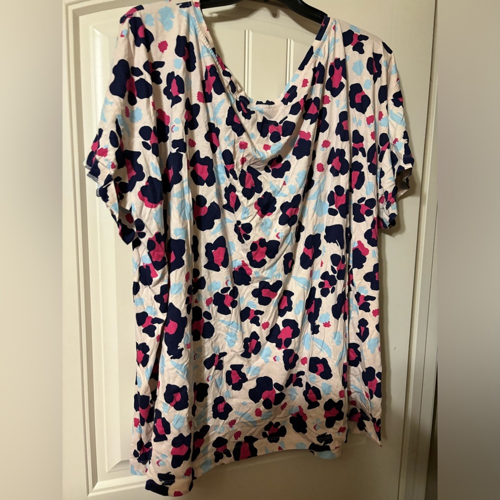 ASOS Design Curve Abstract Leopard Off Shoulder Sleep Tee - Picture 4 of 7